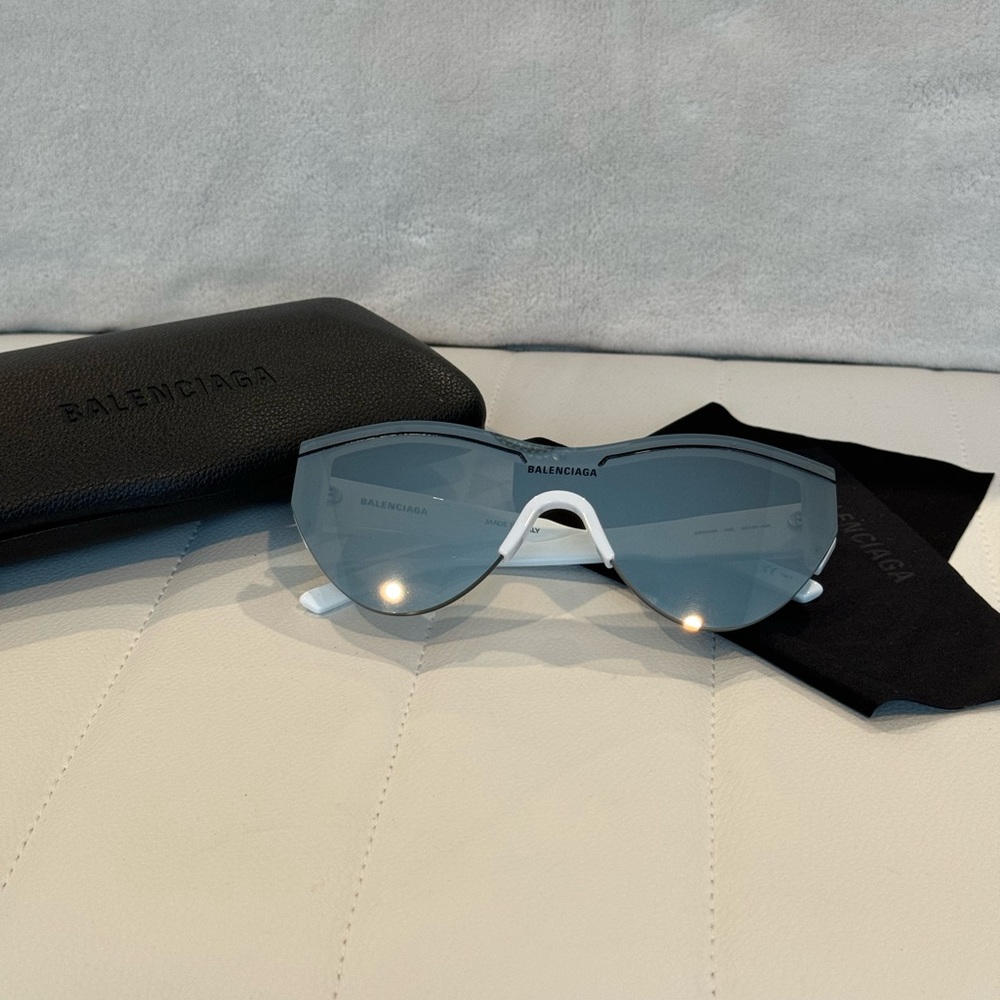 ❌SOLD❌ BALENCIAGA BB0004S 005 Silver/White Cat Eye